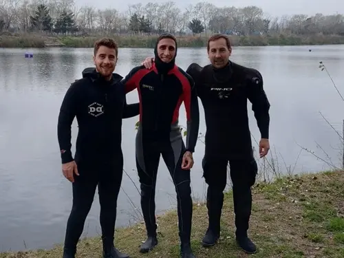 Foto del grupo de buceadores en espejo de agua El Buda. Agosto 2022