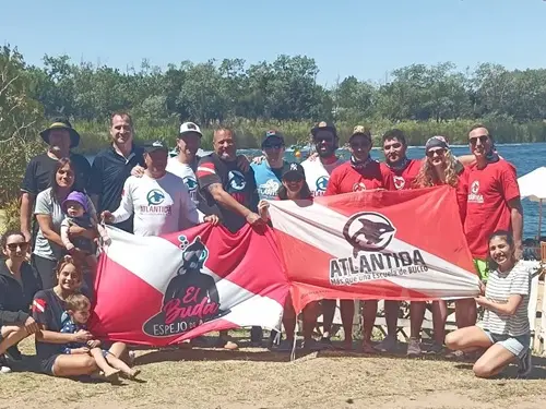 Foto del grupo de buceadores en espejo de agua El Buda. Noviembre 2022