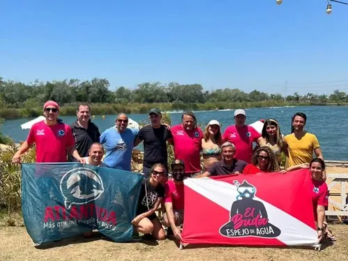 Foto del grupo de buceadores en espejo de agua El Buda. Diciembre 2022
