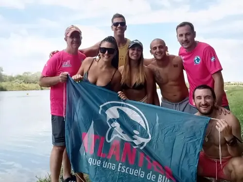 Foto del grupo de buceadores en espejo de agua El Buda. Enero 2023