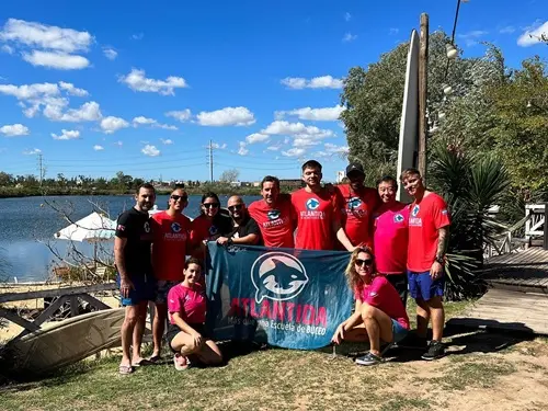 Foto del grupo de buceadores en espejo de agua El Buda. Abril 2023