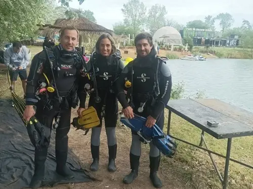 Foto del grupo de buceadores en espejo de agua El Buda. Octubre 2023
