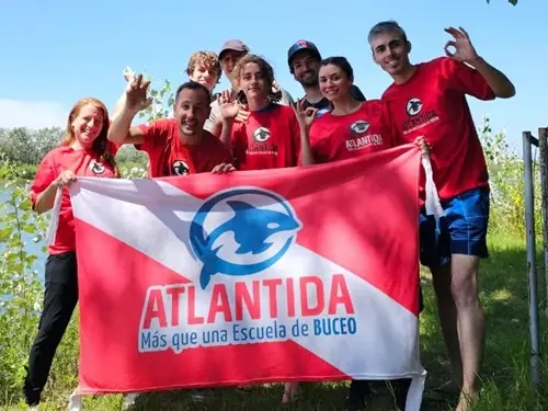 Foto del grupo de buceadores en espejo de agua El Buda. Febrero 2024