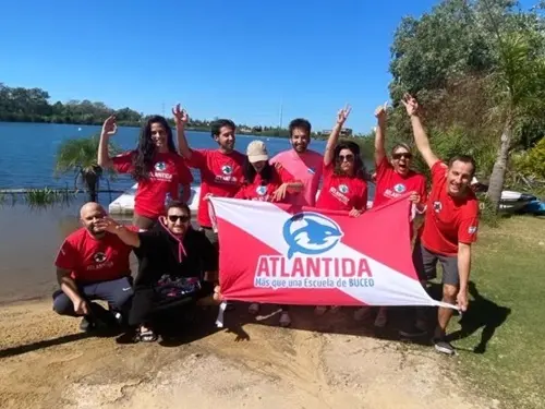 Foto del grupo de buceadores en espejo de agua El Buda. Abril 2024