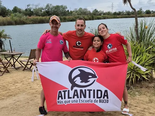 Foto del grupo de buceadores en espejo de agua El Buda. Enero 2025