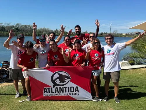Foto del grupo de buceadores en espejo de agua El Buda. Marzo 2025