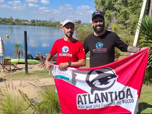 Foto del grupo de buceadores en espejo de agua El Buda. Abril 2025