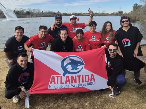 Foto del grupo de buceadores en espejo de agua El Buda. Julio 2025