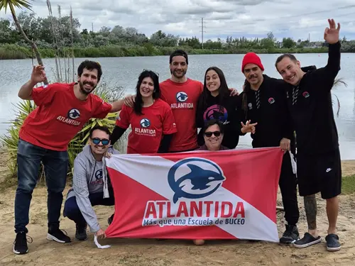 Foto del grupo de buceadores en espejo de agua El Buda. Octubre 2025