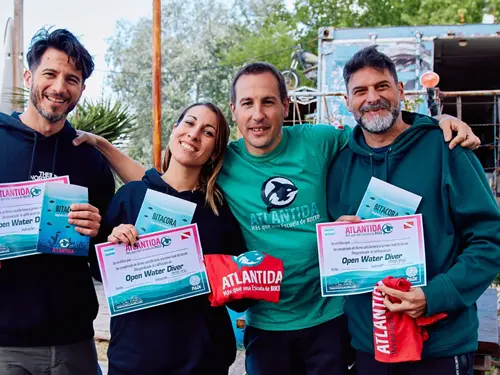 Foto del grupo de buceadores en espejo de agua El Buda. Noviembre 2025