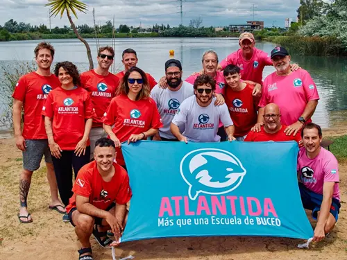 Foto del grupo de buceadores en espejo de agua El Buda. Noviembre 2025