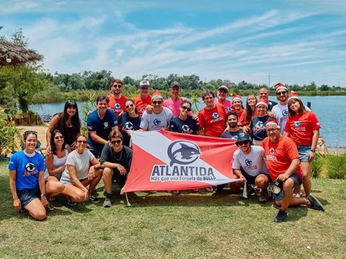 Foto del grupo de buceadores en espejo de agua El Buda. Diciembre 2025
