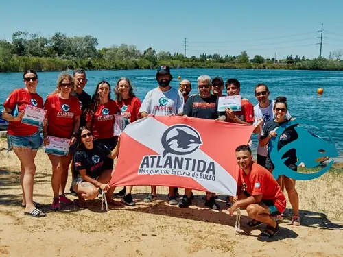 Foto del grupo de buceadores en espejo de agua El Buda. Febrero 2026