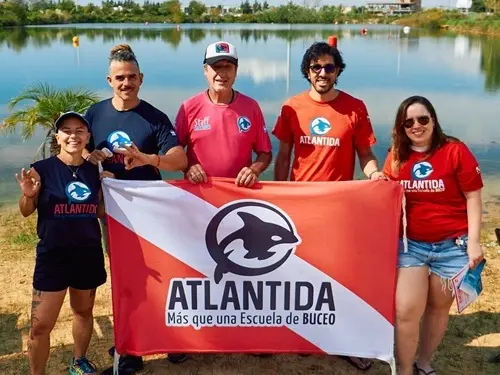 Foto del grupo de buceadores en espejo de agua El Buda. Abril 2026