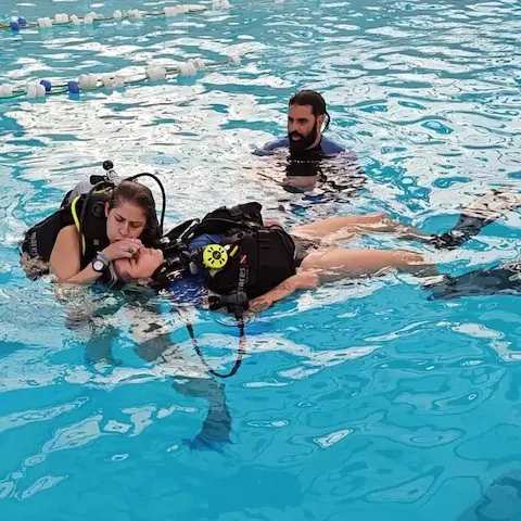 Práctica curso rescue diver en pileta