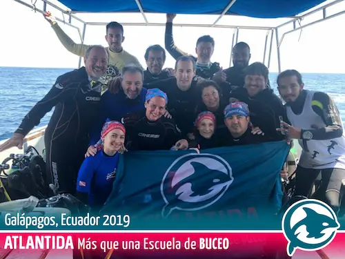 Foto del grupo de buceadores en Islas Galápagos, abril 2019