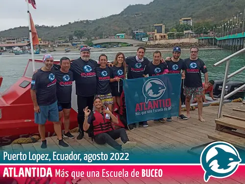 Foto del grupo de buceadores en Puerto Lopez, agosto 2022