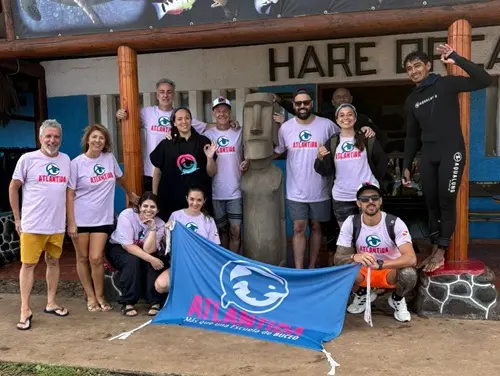 Foto del grupo de buceadores en Isla de Pascua, marzo 2026